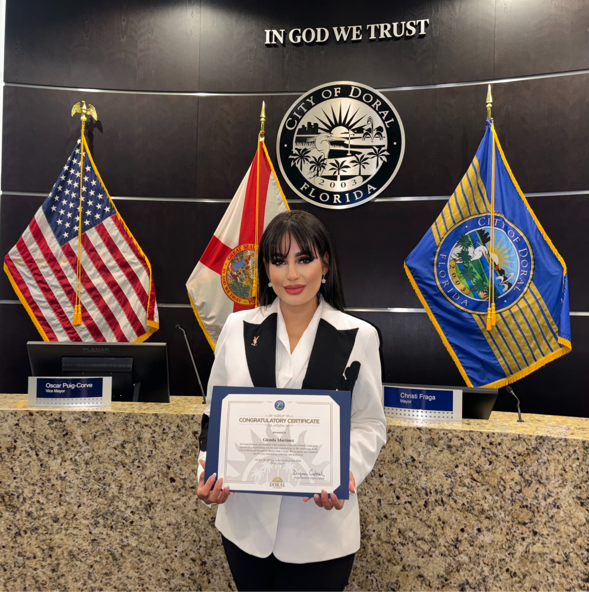 Glenda Martinez recibiendo un certificado de reconocimiento de la Ciudad de Doral